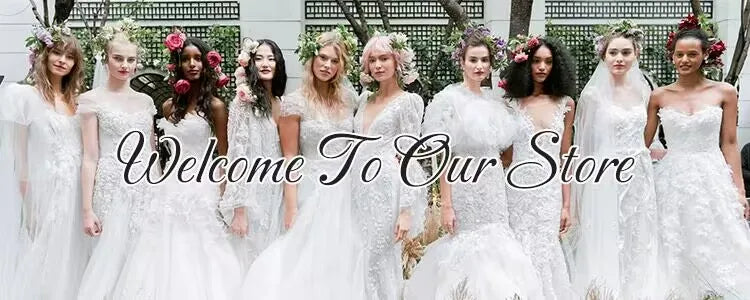 Modelos de vestidos de baile fora do ombro exibidos em um desfile elegante ao ar livre