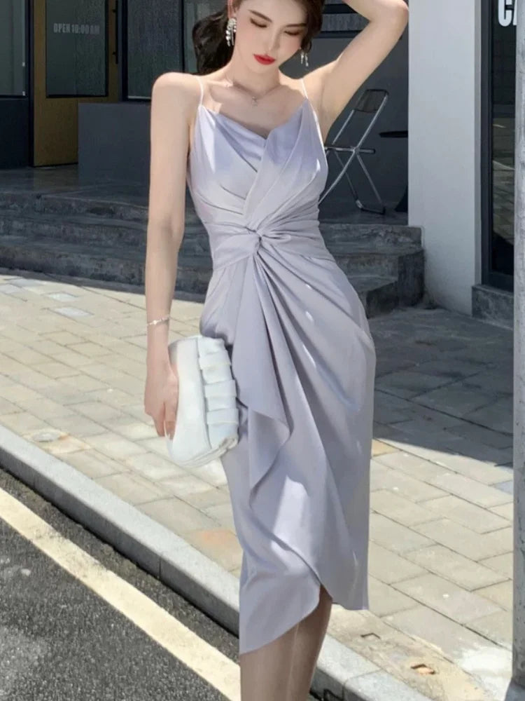 Vestido de cetim feminino HORETONG em tom lilás com detalhes drapeados e alças finas