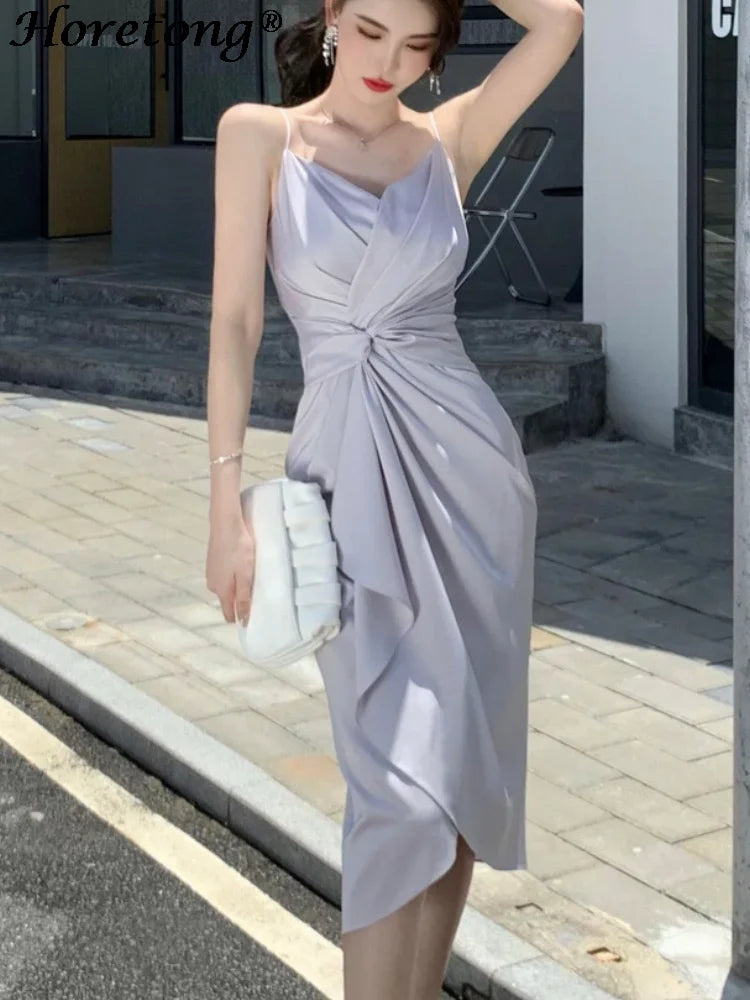 Vestido de cetim feminino HORETONG em tom claro com drapeado elegante e alças finas