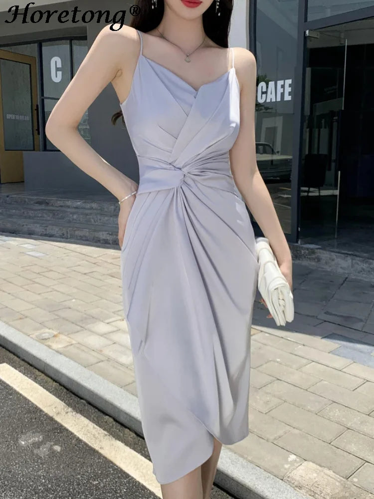 Vestido de cetim feminino HORETONG em tom claro com detalhes drapeados e alças finas