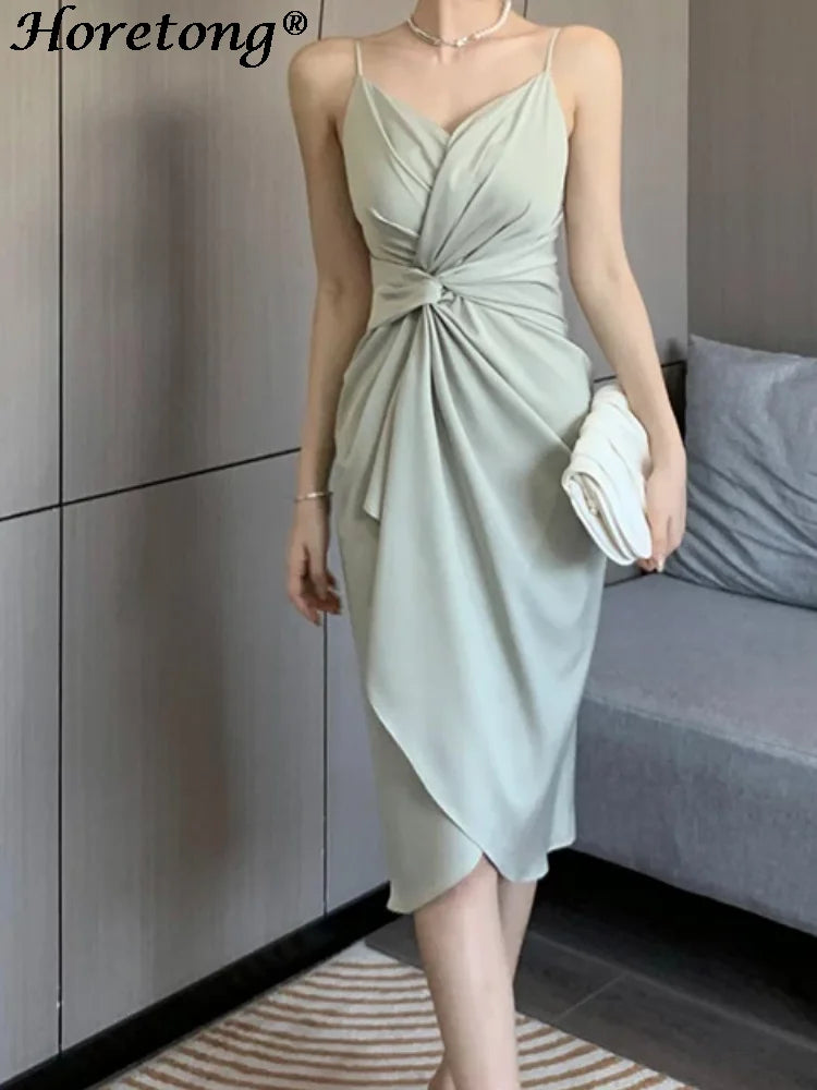 Vestido de cetim feminino HORETONG na cor verde claro com detalhe drapeado e alças finas
