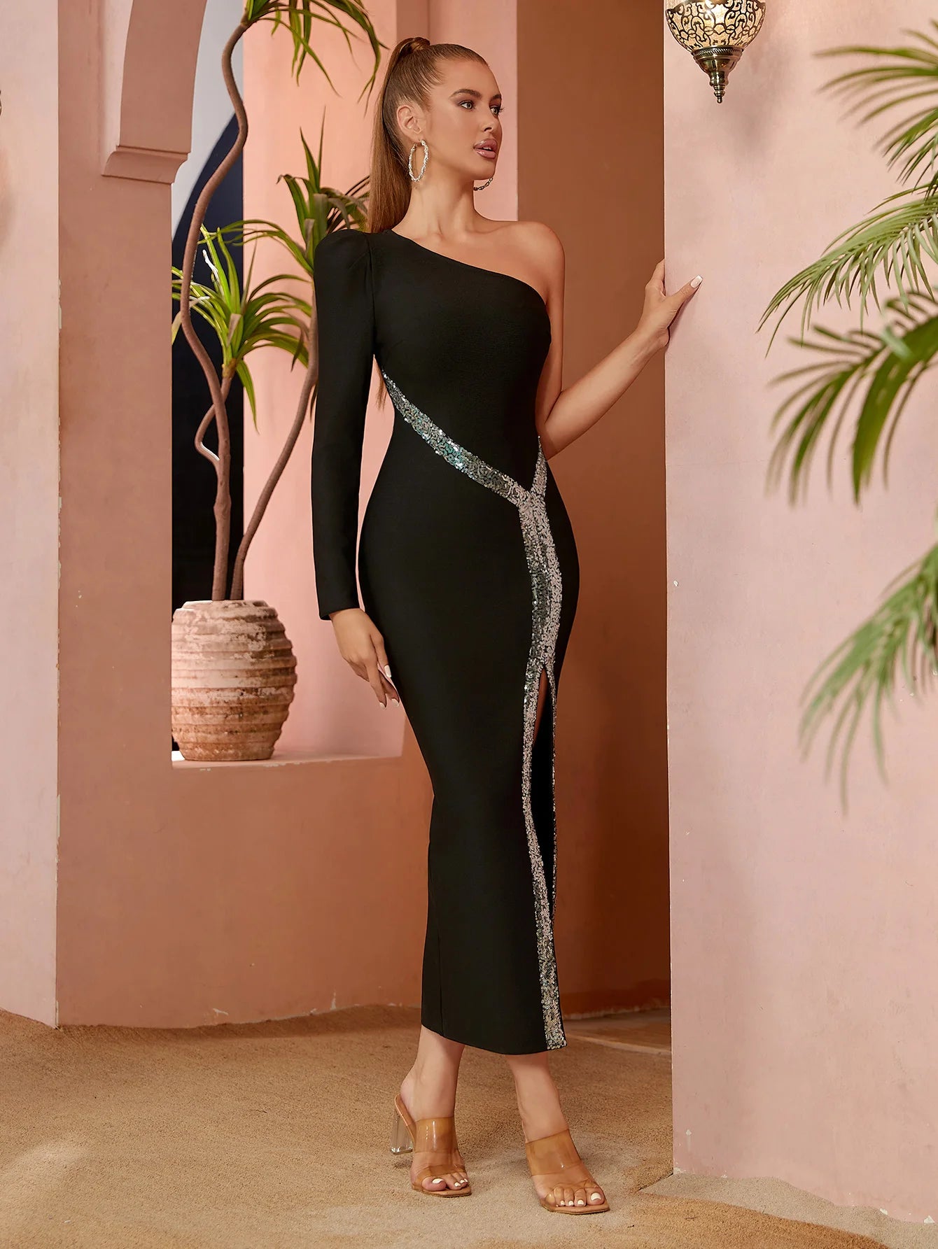 Vestido de festa com lantejoulas da ADYCE em preto com detalhe de fenda lateral e manga longa.