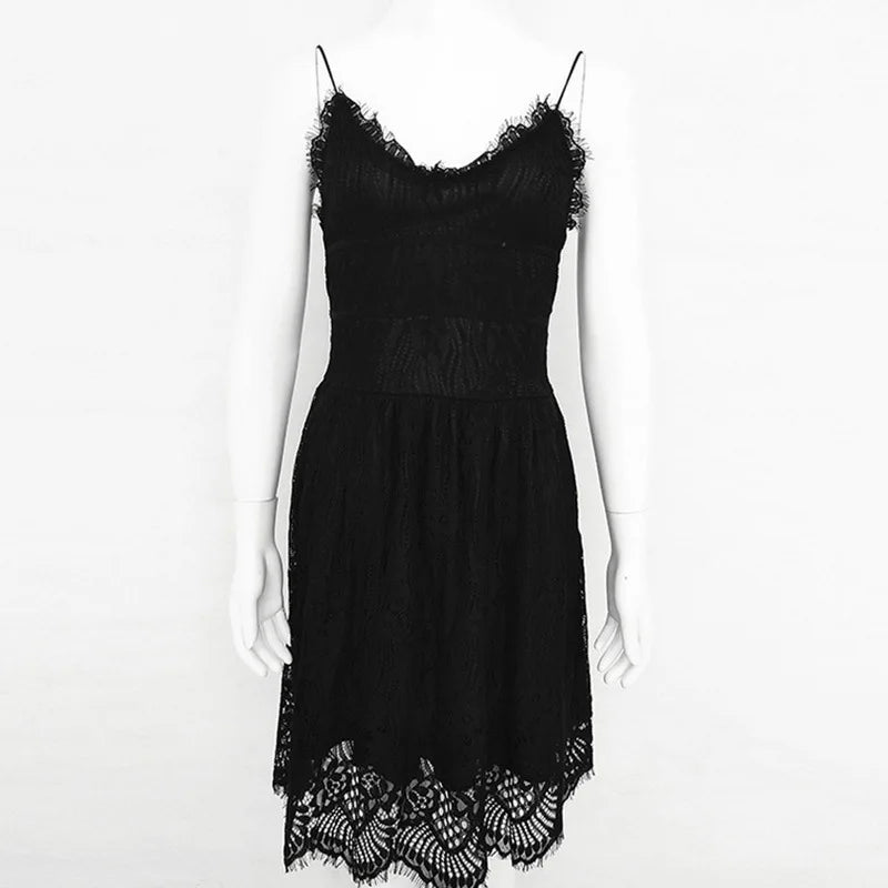 Vestido de festa curto em renda preta com detalhes em bordado para ocasiões especiais