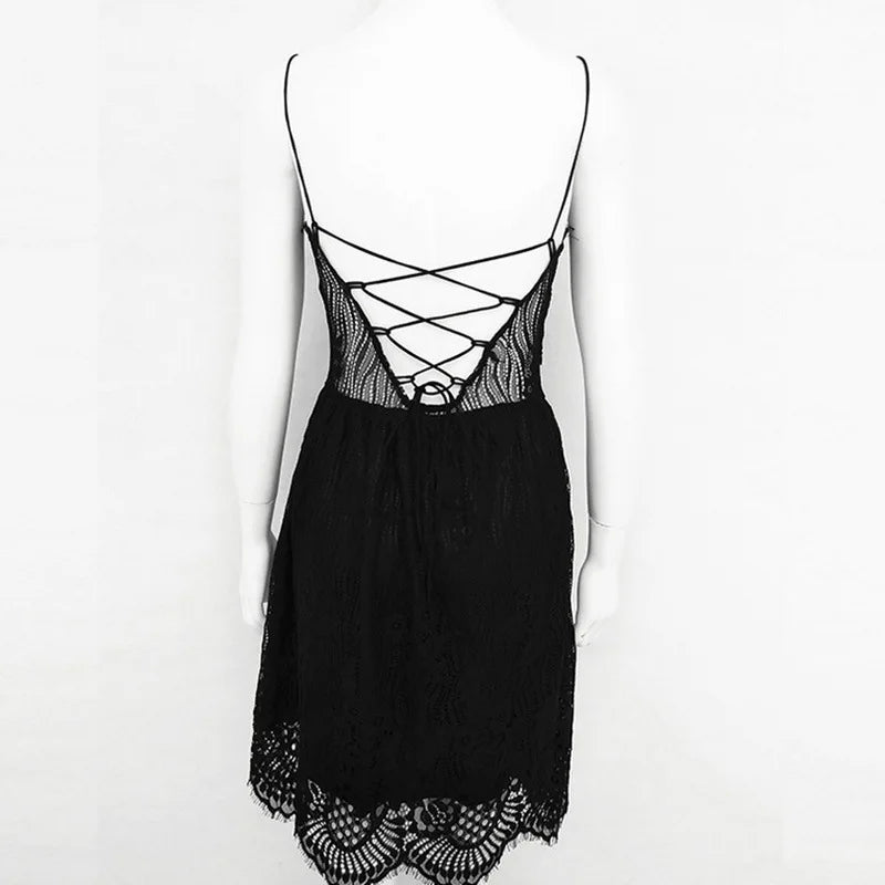 Vestido de festa curto preto com detalhes em renda e costas abertas para um look elegante