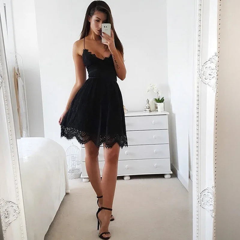 Vestido de festa curto preto com renda e alças finas, ideal para ocasiões especiais