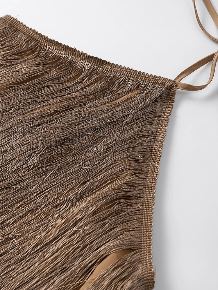 Detalhe de vestido de franjas feminino festa MCCKLE em tom marrom com alças ajustáveis