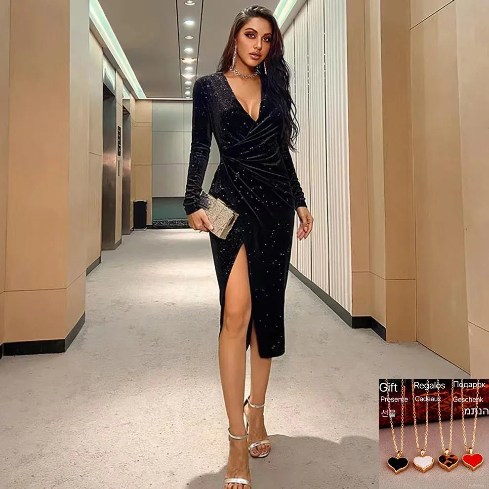 Vestido de veludo feminino preto com decote e fenda, ideal para ocasiões especiais