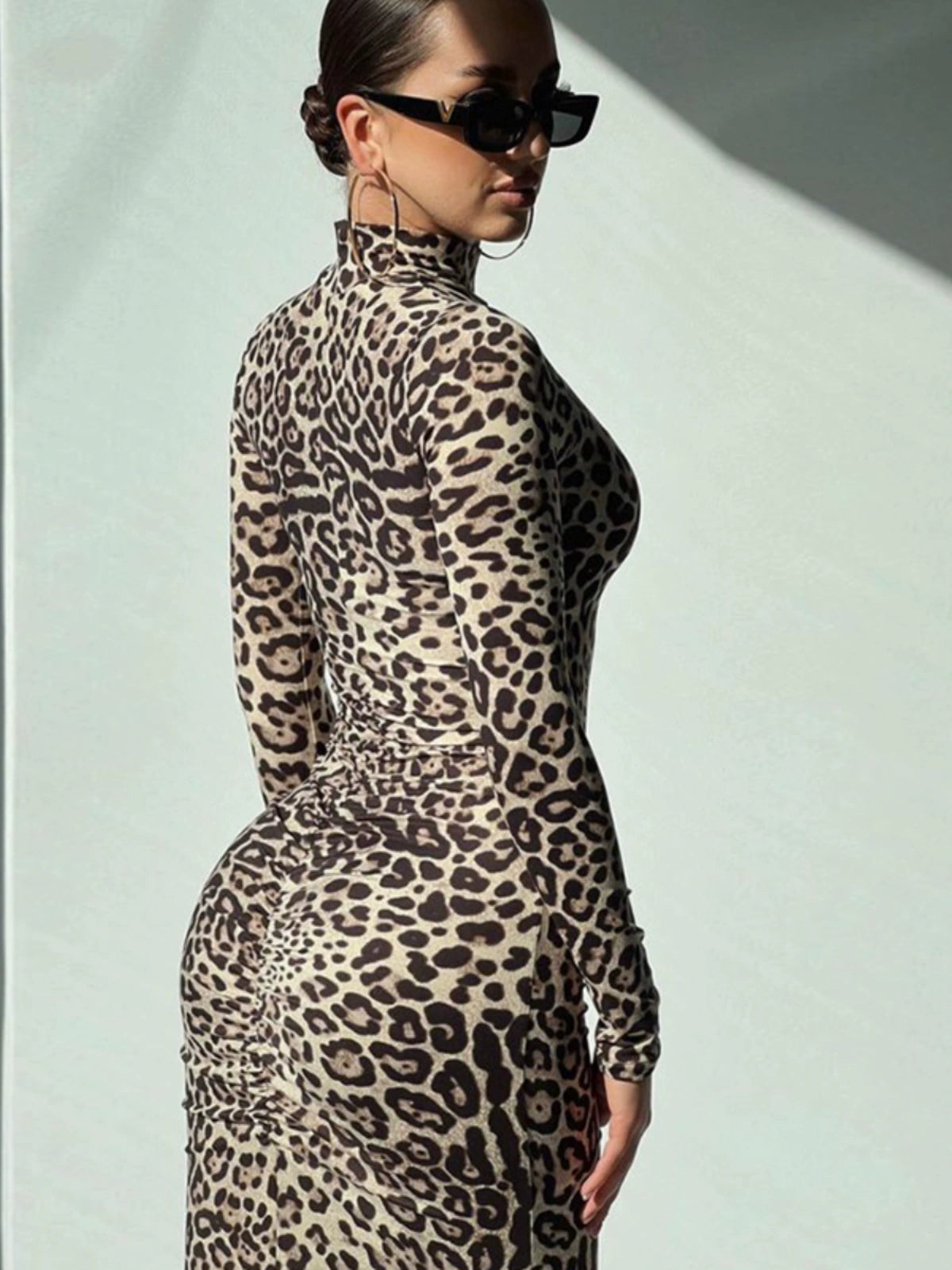 Vestido emagrecedor feminino CNGIRL com estampa de onça e mangas longas para um visual elegante