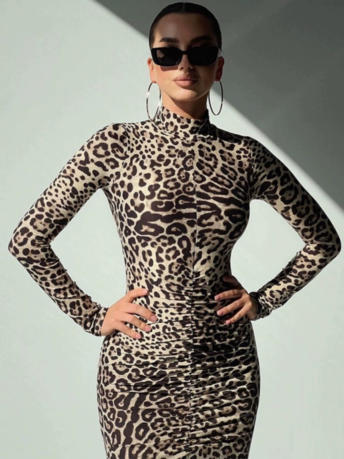Vestido emagrecedor feminino da CNGIRL com estampa de oncinha e mangas longas para um look elegante.
