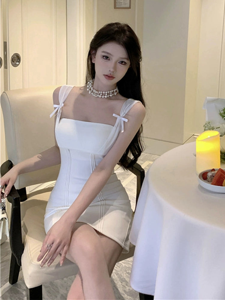Vestido feminino curto elegante da QI YUWEI em branco, com detalhes delicados e alças de fita