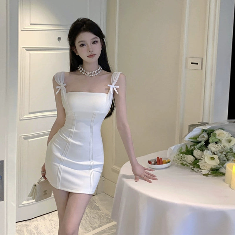 Vestido feminino curto elegante da QI YUWEI em branco com alças delicadas e design ajustado