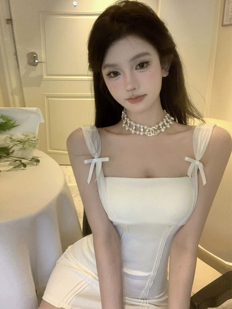 Vestido feminino curto elegante da marca QI YUWEI em branco com detalhes de laços nos ombros