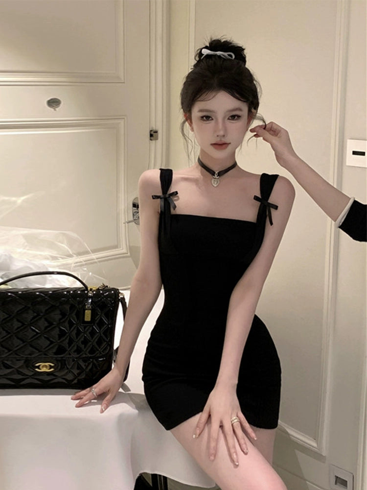 Vestido feminino curto elegante em preto com alças delicadas e ajuste justo ao corpo