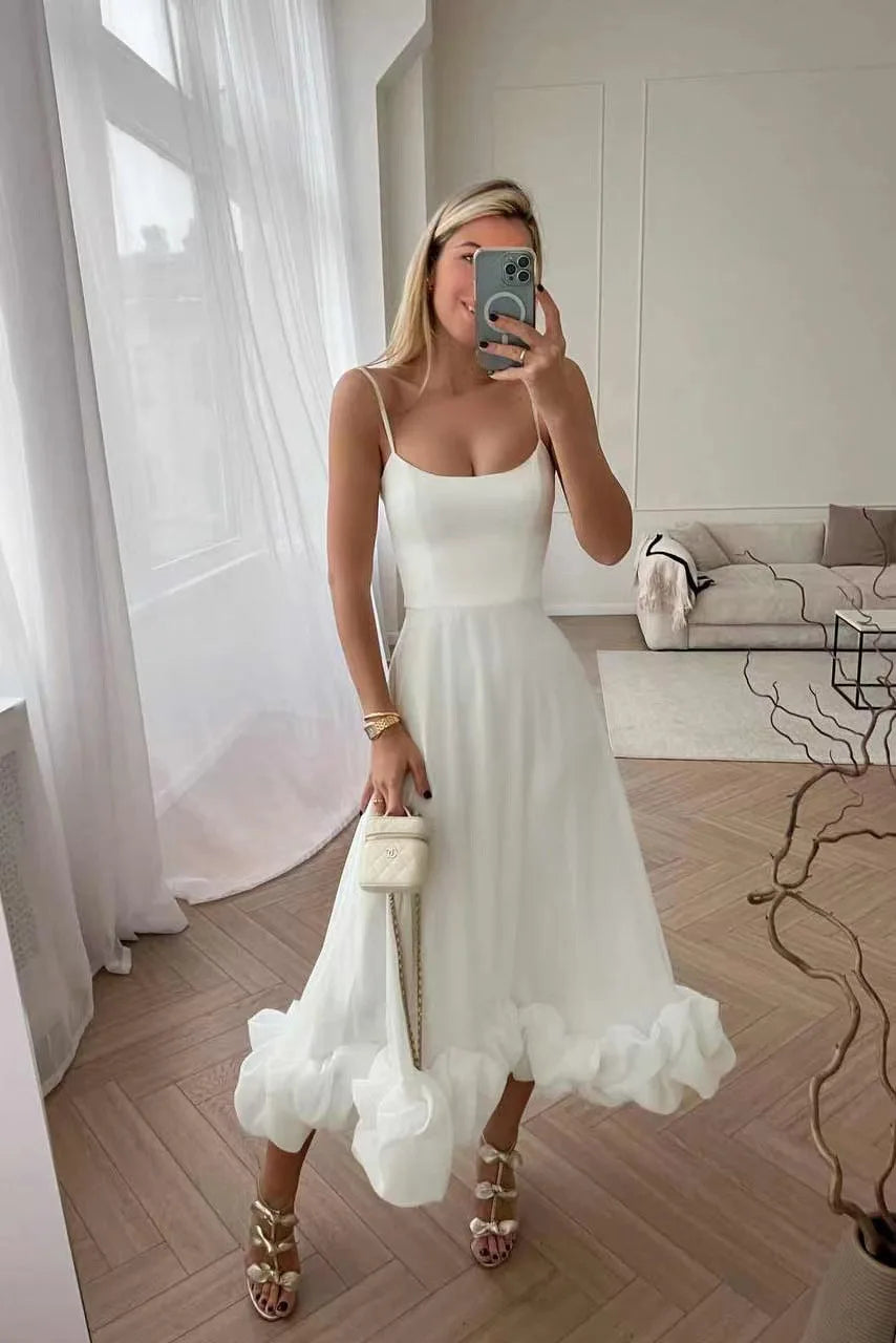 Vestido feminino elegante OLOMLB em branco com detalhes de babados na barra