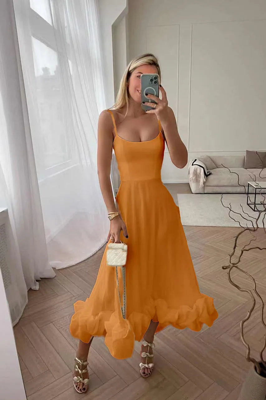 Vestido feminino elegante em laranja com detalhe de babado na barra, ideal para ocasiões especiais