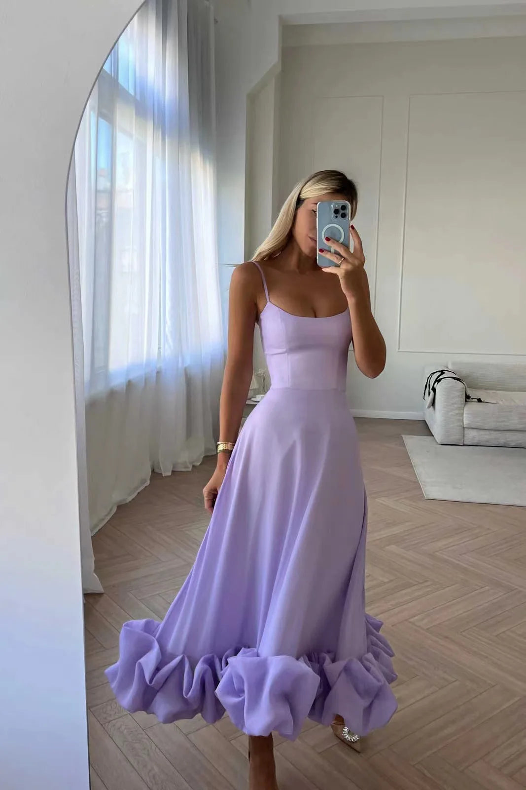 Vestido feminino elegante em lilás com detalhes de babados na barra para ocasiões especiais