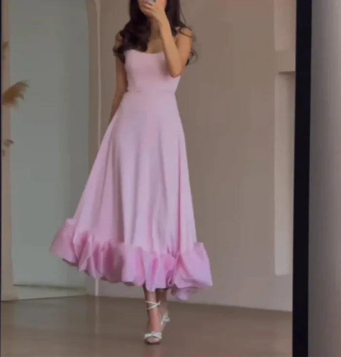 Vestido feminino elegante em rosa com saia rodante e detalhes em babados, ideal para eventos especiais