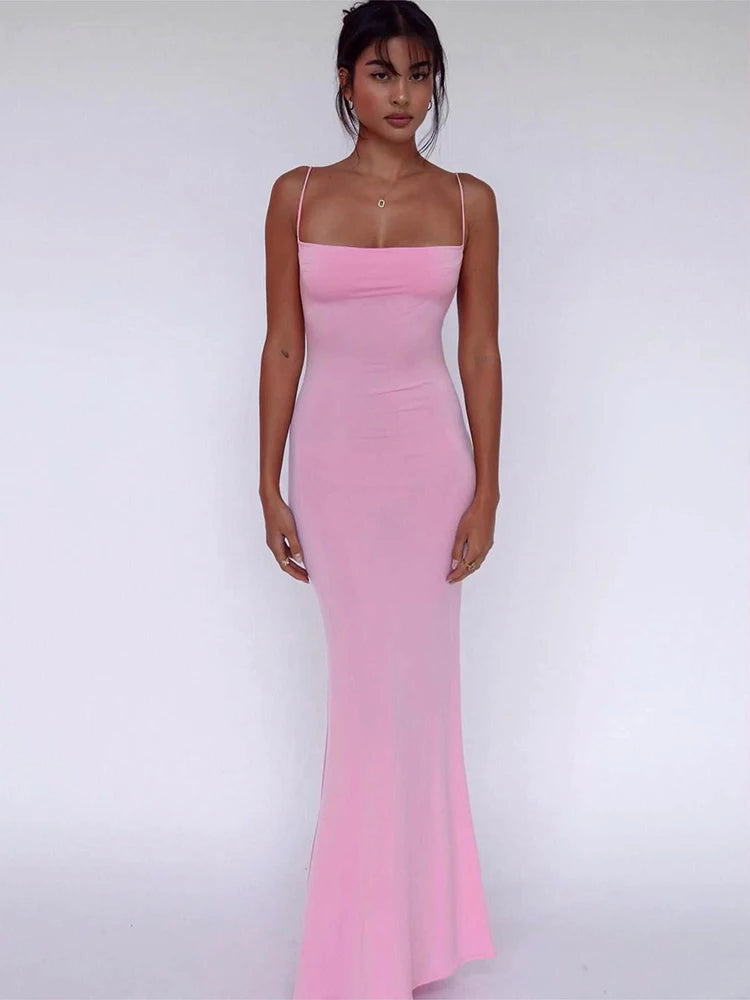 Vestido feminino elegante rosa de alças finas, ajuste justo ao corpo, ideal para ocasiões sofisticadas