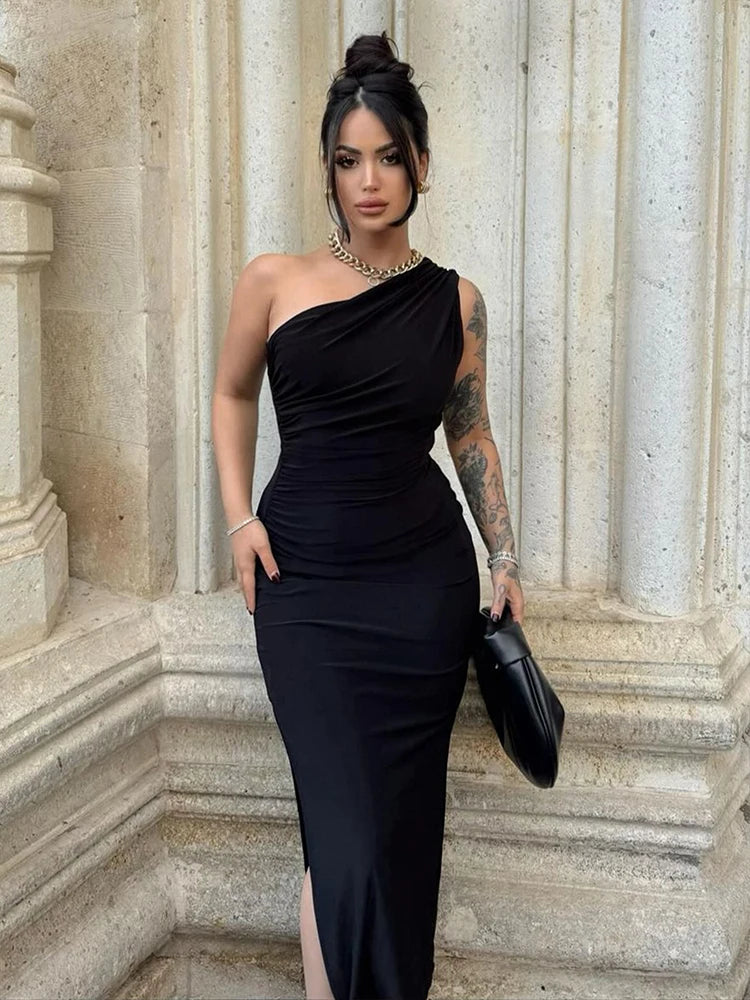 Vestido feminino longo preto da COOL BABES com detalhe de ombro único e fenda elegante