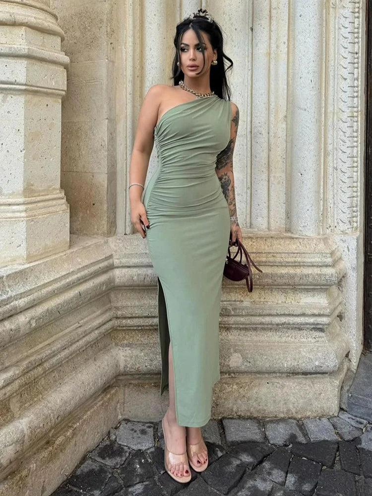 Vestido feminino longo da COOL BABES em verde com detalhe de decote e fenda lateral elegante