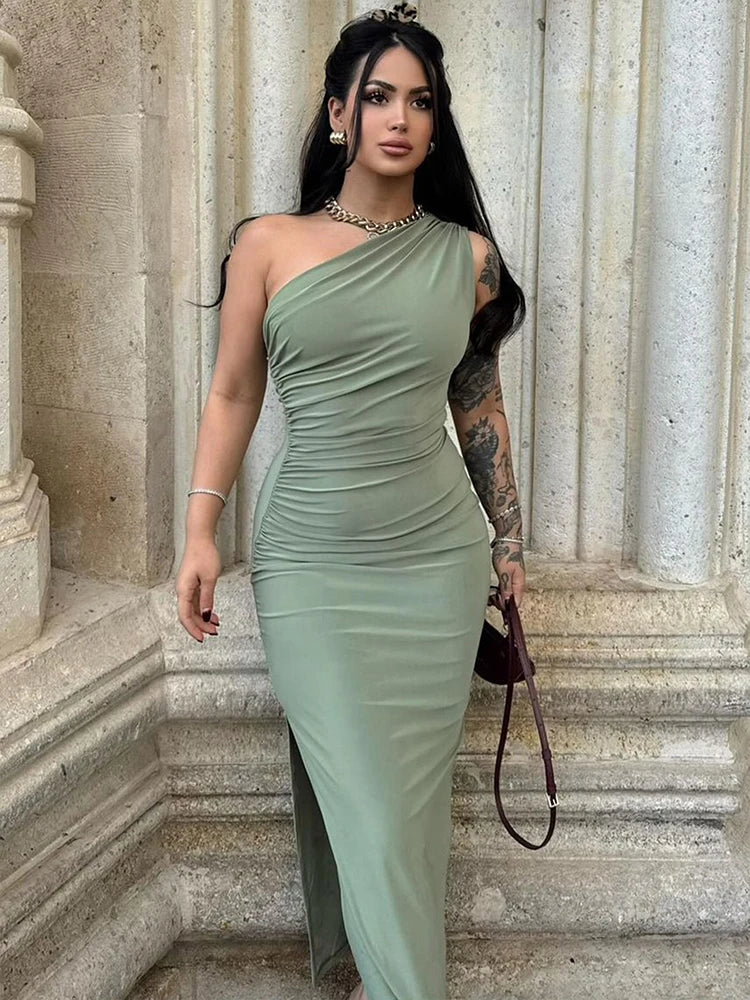 Vestido feminino longo verde com design de um ombro e detalhes drapeados da marca COOL BABES