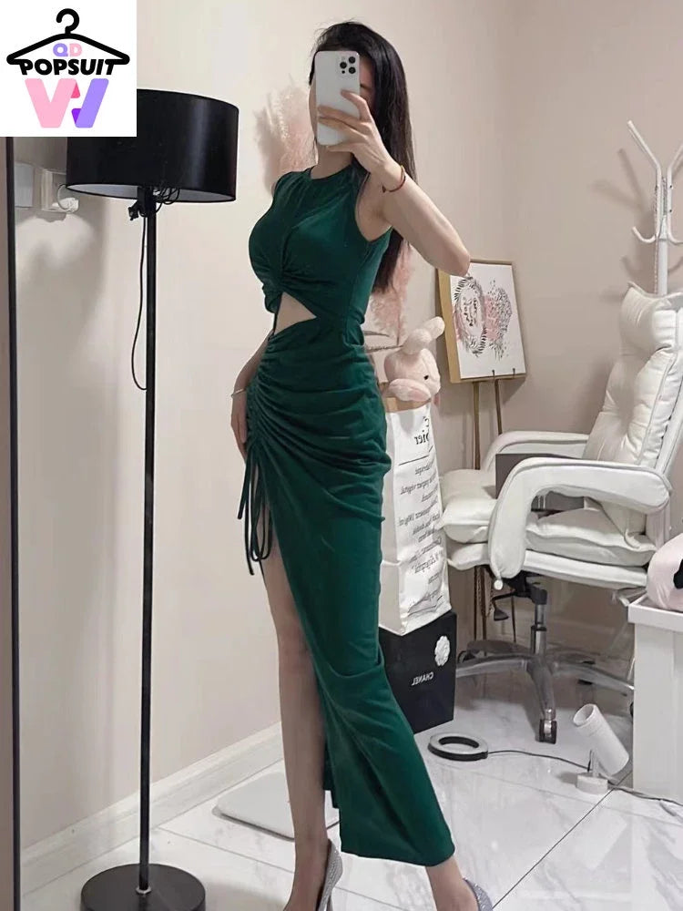 Vestido feminino sexy verde com detalhes em cut-out e fenda, ideal para festas e eventos especiais