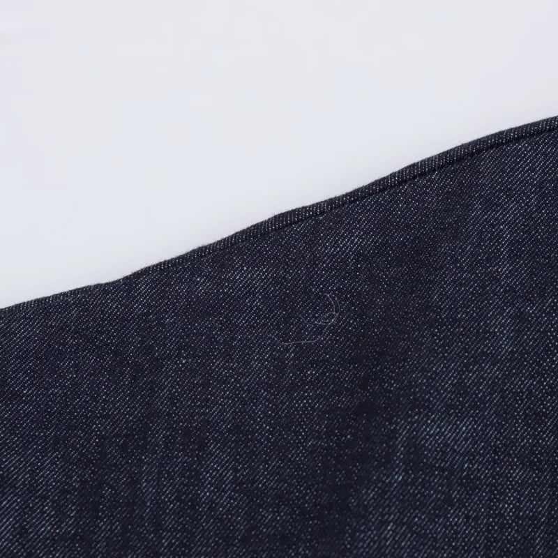 Detalhe do tecido azul escuro do vestido jeans midi feminino ETJ com textura jeans clássica
