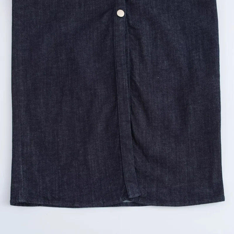 Detalhe da parte inferior do vestido jeans midi feminino ETJ em tecido escuro com botão frontal