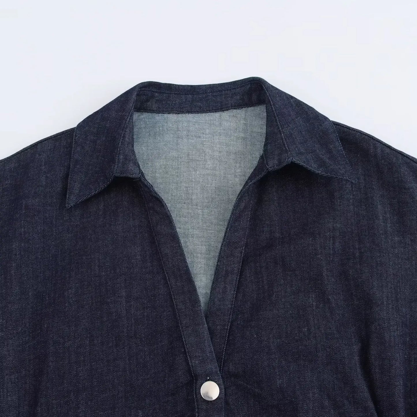 Detalhe da gola e botão do vestido jeans midi feminino ETJ em tecido escuro