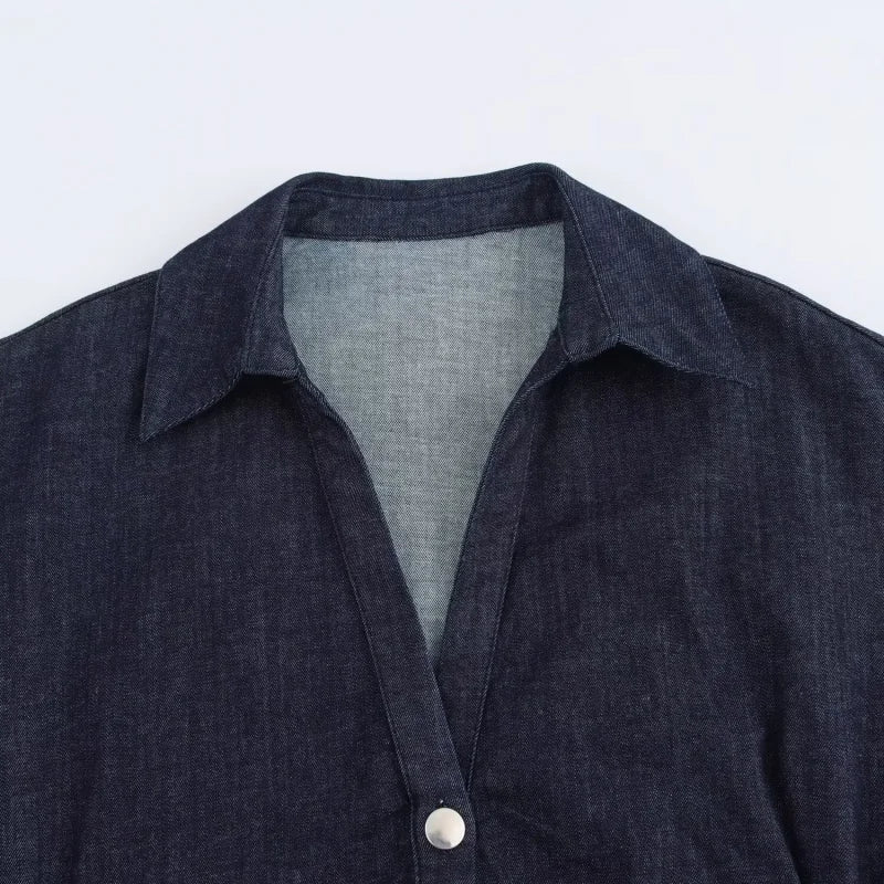 Detalhe da gola e botão frontal de vestido jeans midi feminino da marca ETJ em tecido escuro