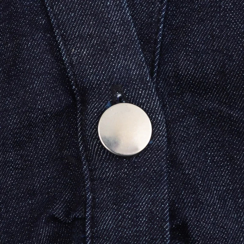 Detalhe do botão prateado em vestido jeans midi feminino ETJ com costura destacada