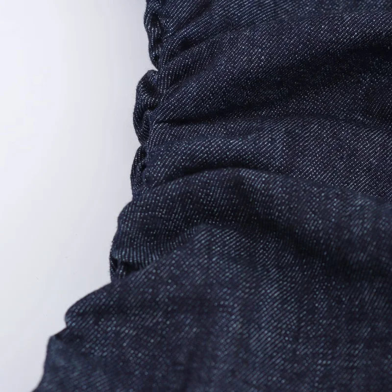 Detalhe do tecido do vestido jeans midi feminino da ETJ com textura escura e franzido