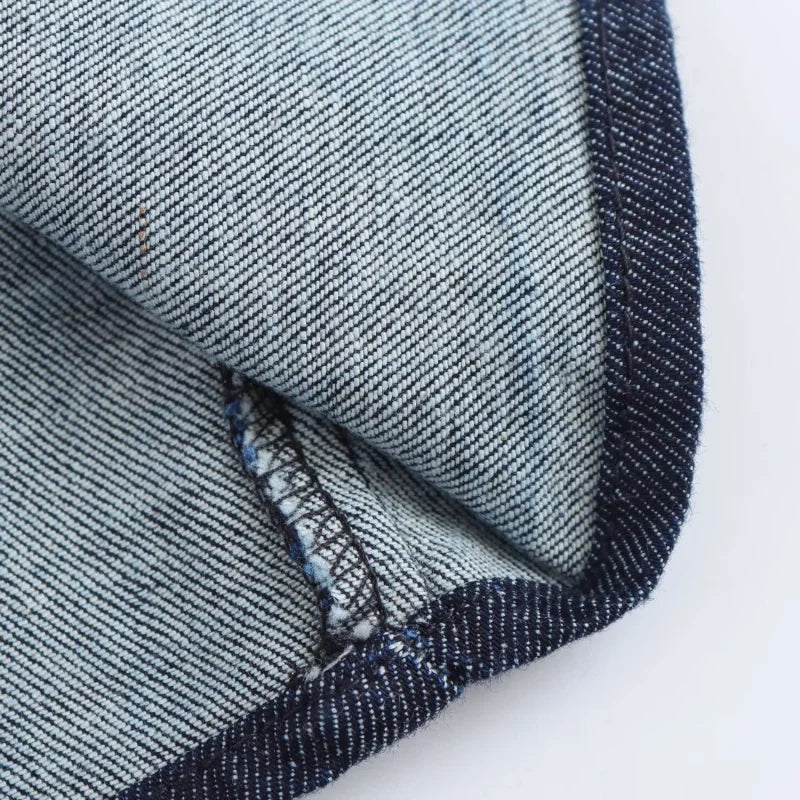Detalhe de costura e acabamento do tecido do vestido jeans midi feminino ETJ