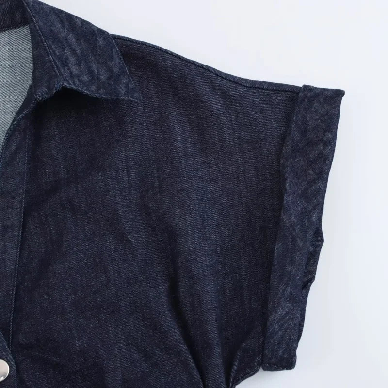 Detalhe da manga e gola do vestido jeans midi feminino ETJ em tecido escuro