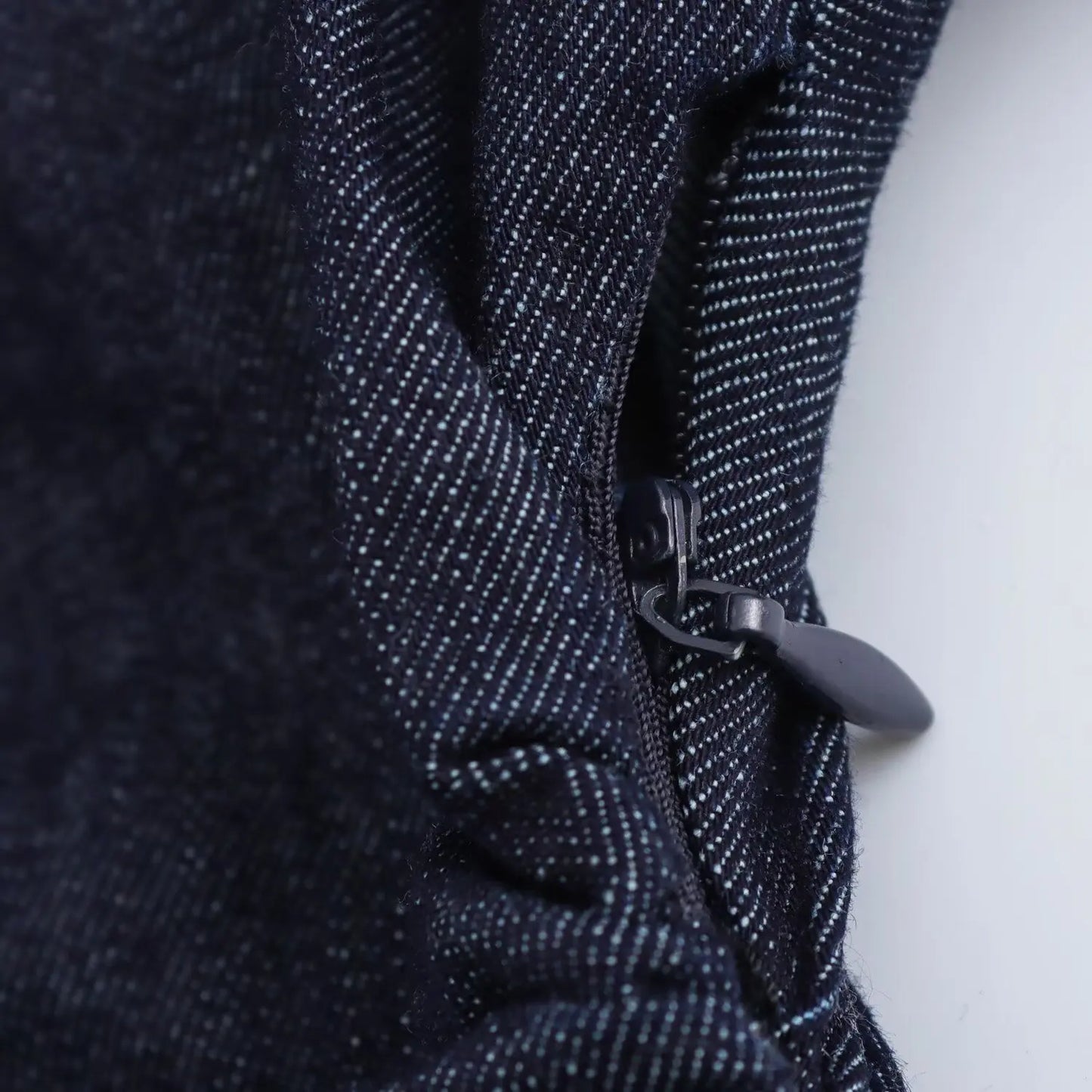 Fecho do vestido jeans midi feminino ETJ em tecido azul escuro com costura detalhada