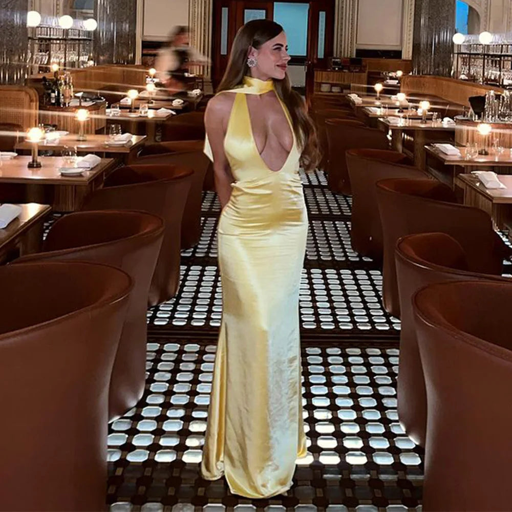 Vestido longo feminino cetim amarelo brilhante com decote profundo, ideal para ocasiões elegantes