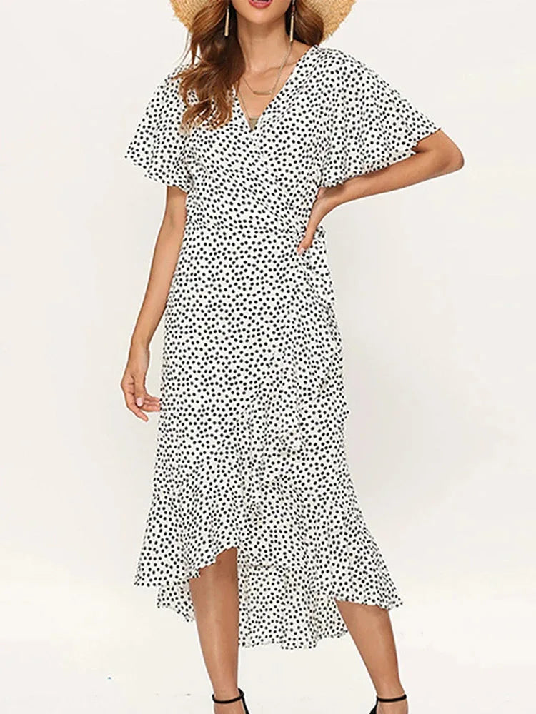 Vestido maxi floral feminino em preto e branco com mangas volantes e saia assimétrica