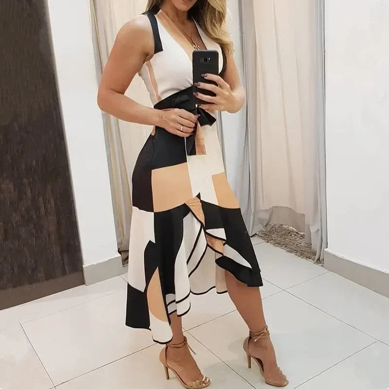 Vestido midi plus size feminino em estilo tropical com estampa geométrica e detalhes de fenda