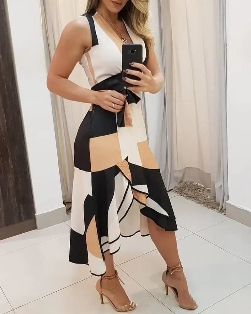 Vestido midi plus size feminino em estampa colorida com detalhe em faixa na cintura