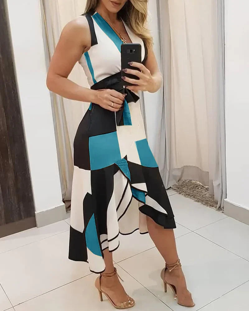 Vestido midi plus size feminino com estampa geométrica em preto, branco e azul, ideal para diversas ocasiões