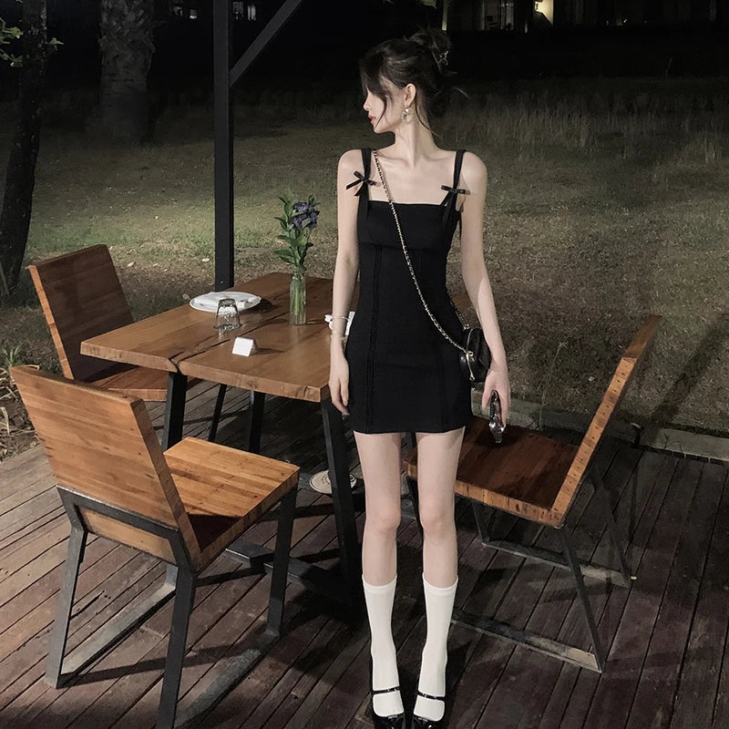 Vestido mini cetim branco com alças finas e detalhes elegantes para ocasiões especiais