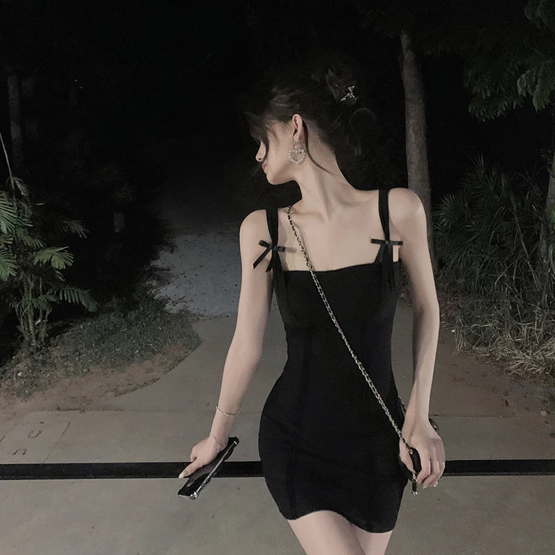 Vestido mini cetim branco com alças delicadas, ideal para festas e eventos especiais