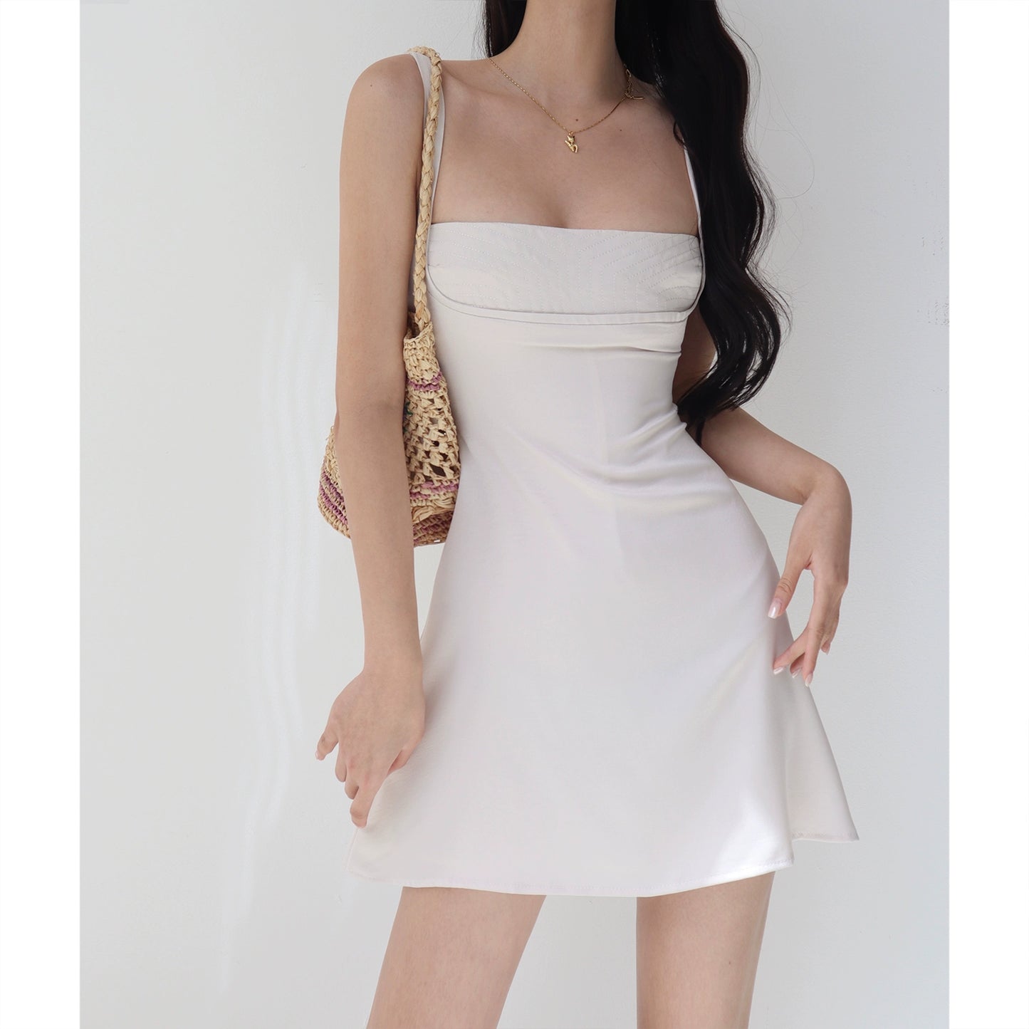 Vestido moda menina da O Badalo do sino, com alças finas e corte elegante em tom claro
