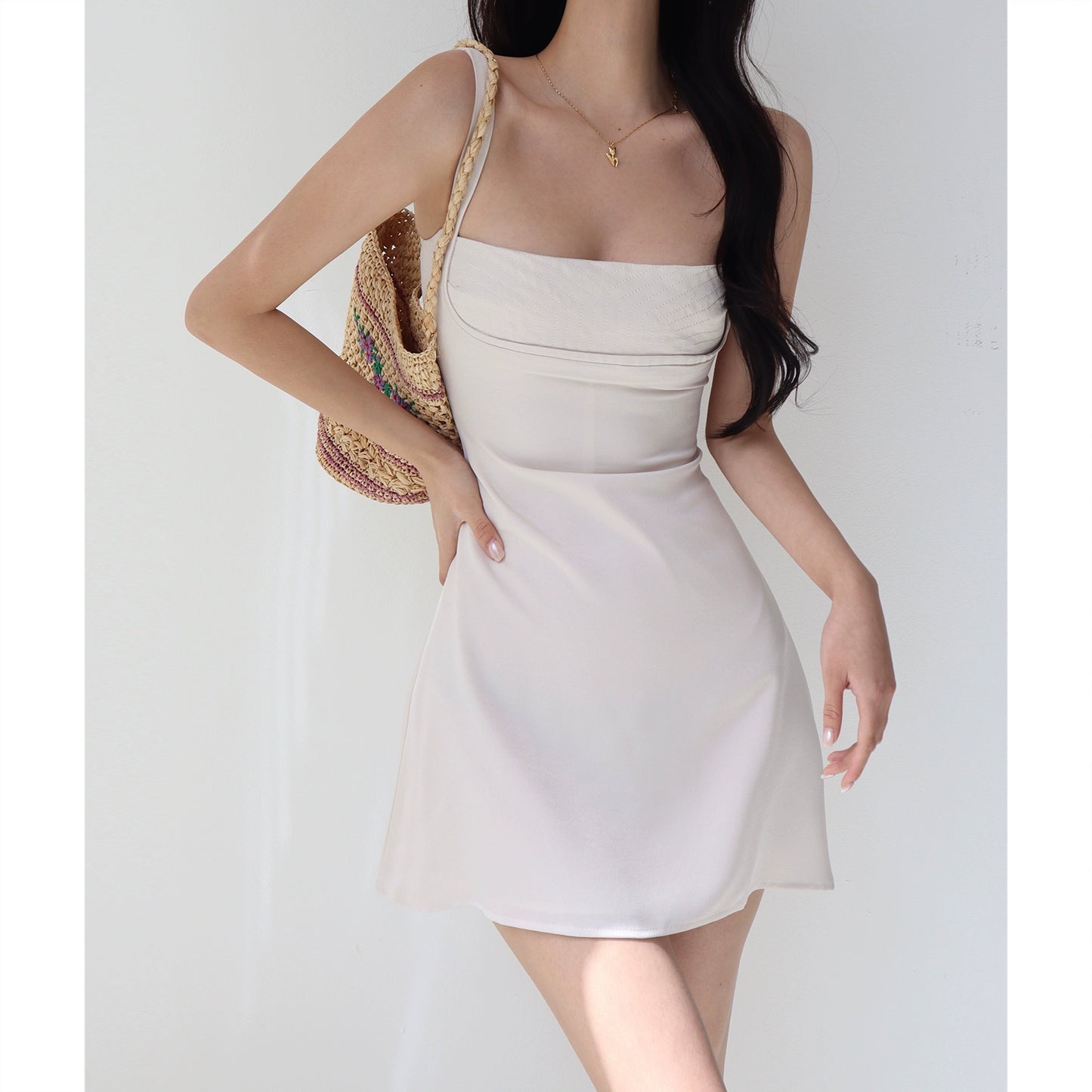 Vestido moda menina em tom neutro com alças finas e design elegante para ocasiões casuais