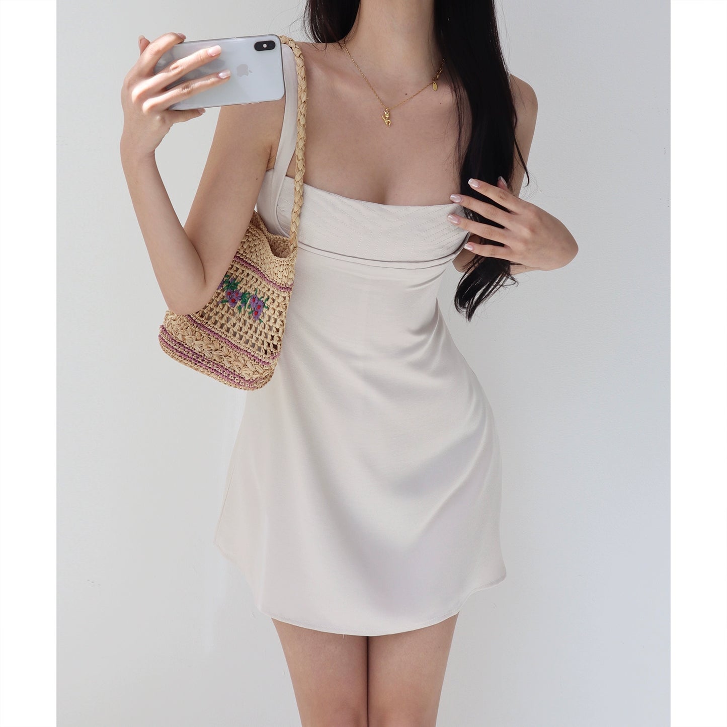 Vestido moda menina da O Badalo do sino em tom claro, com alças finas e tecido suave
