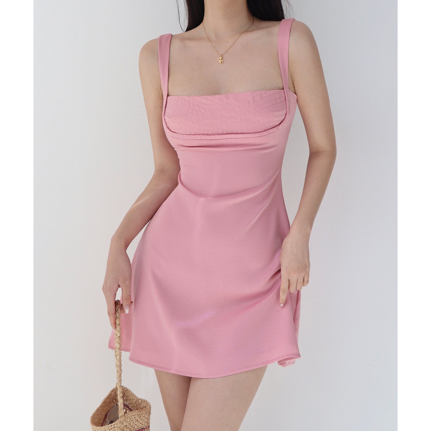 Vestido moda menina rosa com alças largas e decote reto para looks casuais e elegantes