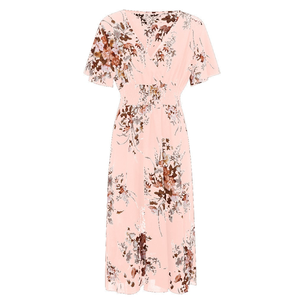 Vestido plus size floral em tom rosa suave com estampa delicada de flores