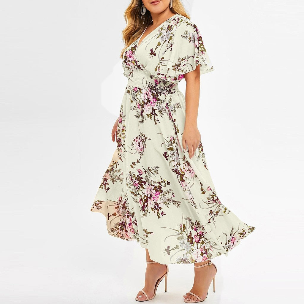 Vestido plus size floral em tom claro com mangas soltas e estampa vibrante de flores