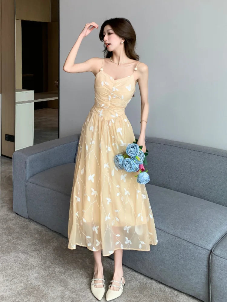 Vestido sem costas elegante PMWRUN em tom amarelo com detalhes em flores, perfeito para eventos sofisticados.