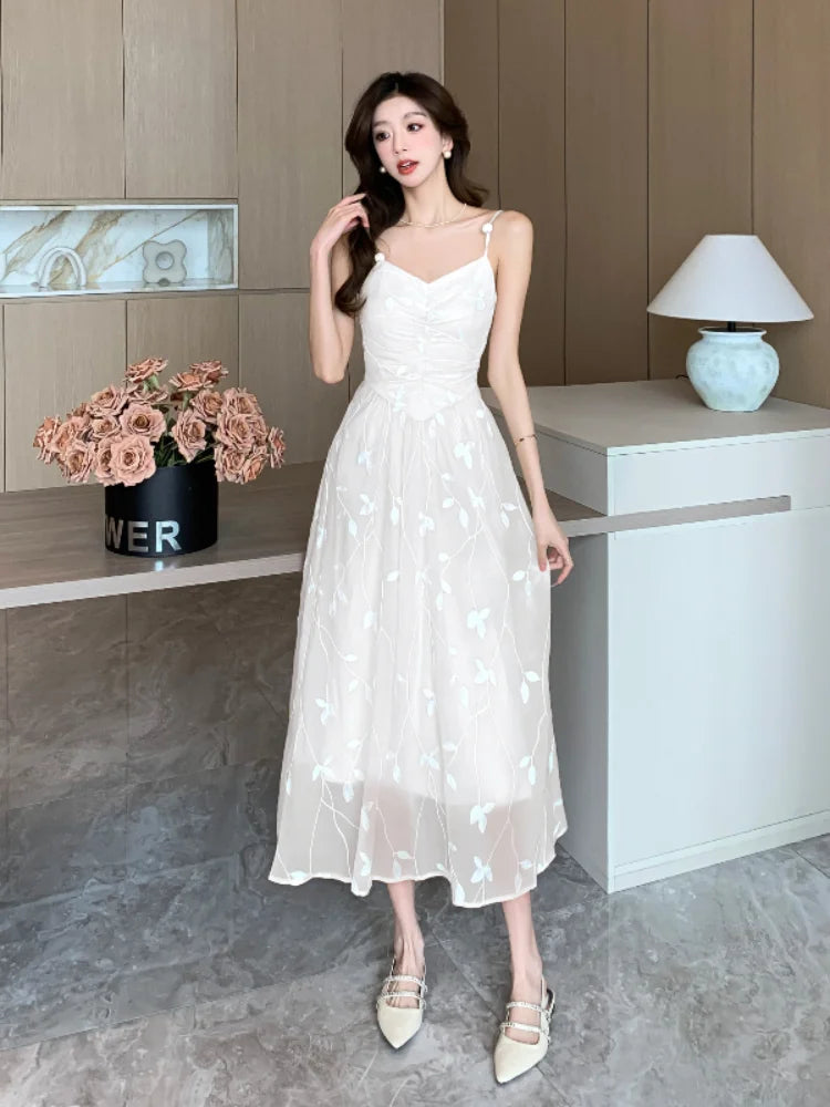 Vestido sem costas elegante PMWRUN em tom claro, com detalhes delicados e saia midi fluida